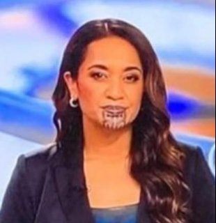 A TV presenter from New Zealand with a traditional Māori face tattoo hits back at a viewer after he said her markings were a “bad look” What she said will have you awe-struck! Her response in comments 👇